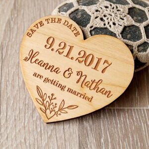 Corazón de madera grabado laser personalizado, imán recuerdo de boda en forma de corazón, invitación de la boda